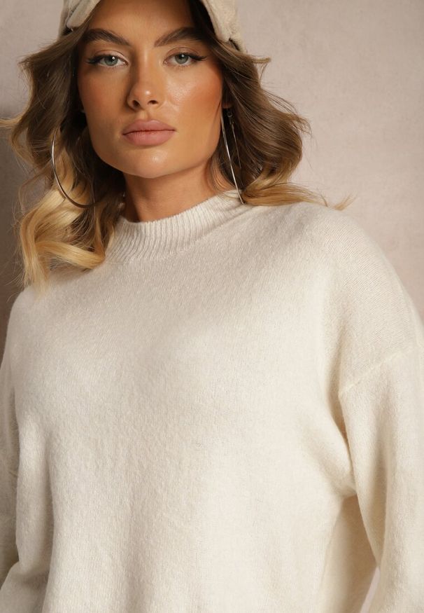 Renee - Jasnobeżowy Casualowy Sweter z Wełną Sassilae. Okazja: na co dzień. Kolor: beżowy. Materiał: wełna. Styl: casual
