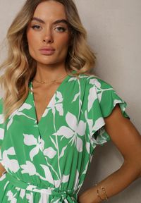 Renee - Zielona Sukienka z Kopertowym Dekoltem Plisowanym Dołem Wykończona w Talii Paskiem i Gumką Elsavia. Okazja: na co dzień, na imprezę. Kolor: zielony. Materiał: len. Długość rękawa: krótki rękaw. Sezon: lato. Typ sukienki: kopertowe. Styl: casual, elegancki, wizytowy