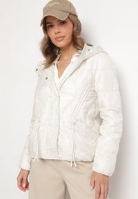 Born2be - Biała Kurtka z Kapturem Ozdobiona Przeszyciami i Sznurkami Boledia. Okazja: na co dzień. Typ kołnierza: kaptur. Kolor: biały. Materiał: jeans. Wzór: aplikacja. Styl: casual #1