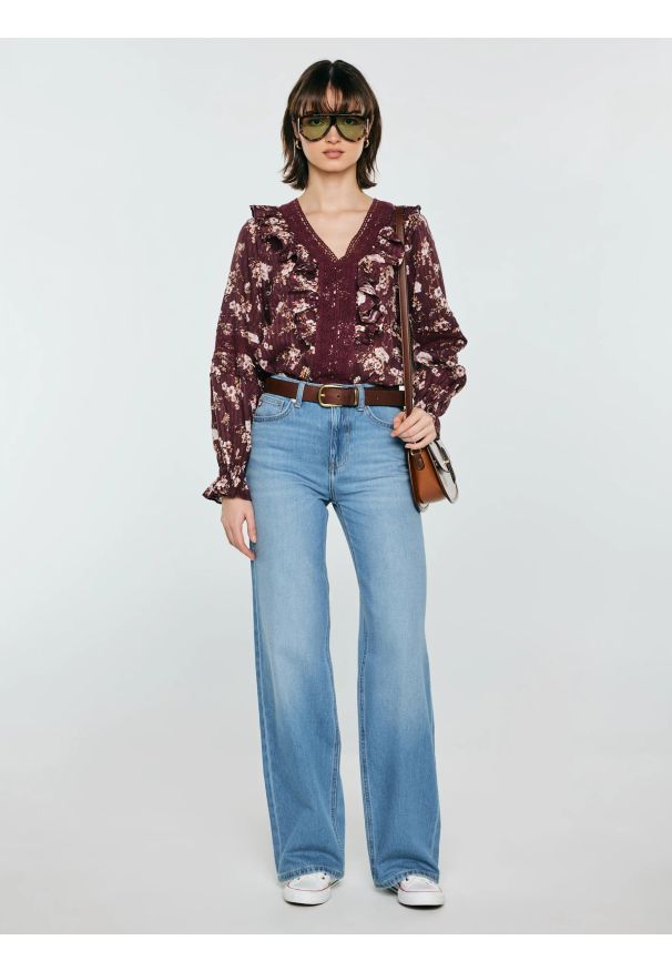 Big-Star - Bluzka damska z kwiatowym nadrukiem ciemnobrązowa Zala 804. Okazja: na co dzień. Typ kołnierza: kołnierz z falbankami, dekolt w kształcie V. Kolor: brązowy. Materiał: koronka. Wzór: nadruk, kwiaty. Styl: casual, boho