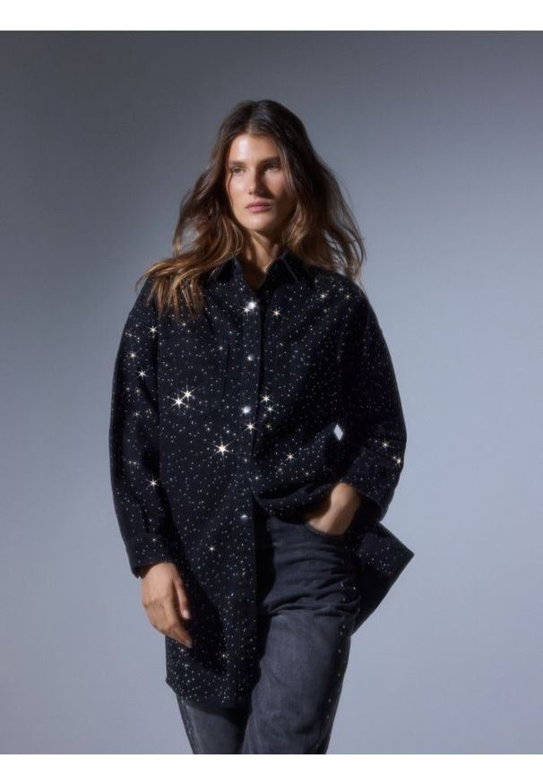 Reserved - Sukienka ze strasem - czarny. Kolor: czarny. Materiał: bawełna, tkanina