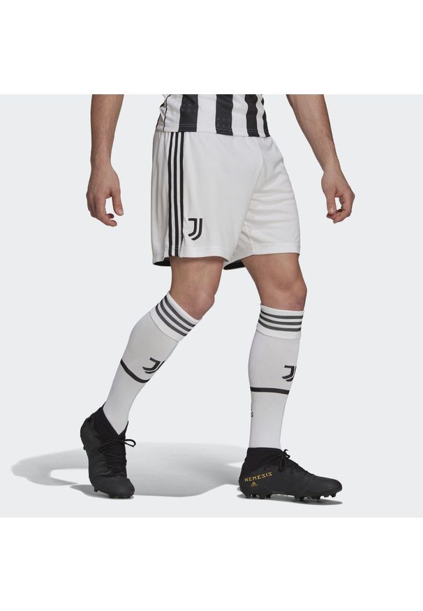 Adidas - Szorty domowe Juventus 2021/22. Kolor: biały
