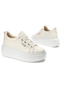 Beżowe Sneakersy Carinii Modne Skórzane Buty. Kolor: biały. Materiał: skóra. Szerokość cholewki: normalna. Wzór: aplikacja. Obcas: na obcasie. Wysokość obcasa: średni #8