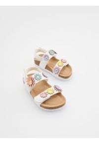 Reserved - Sandały na rzepy - biały. Zapięcie: rzepy. Kolor: biały. Materiał: materiał #1