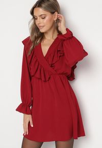 Born2be - Bordowa Rozkloszowana Sukienka o Kopertowym Kroju z Falbankami Celonara. Okazja: na imprezę. Typ kołnierza: kołnierz z falbankami. Kolor: czerwony. Typ sukienki: kopertowe. Styl: elegancki #1