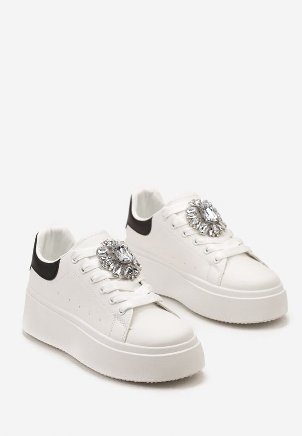 Born2be - Biało-Czarne Sneakersy na Platformie z Perforacją i Ozdobnym Kamieniem Dilhela. Okazja: na co dzień. Kolor: biały. Materiał: jeans. Obcas: na platformie