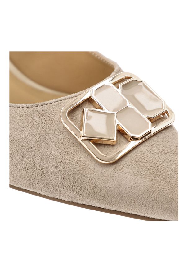 Czółenka damskie S.Barski, cholewka ze skóry naturalnej na smukłym obcasie z delikatnie zwężanym noskiem i elegancką geometryczną ozdobą, beżowe, CR6. Nosek buta: szpiczasty. Kolor: beżowy. Materiał: skóra. Szerokość cholewki: normalna. Wzór: geometria, aplikacja. Obcas: na obcasie. Styl: elegancki. Wysokość obcasa: średni