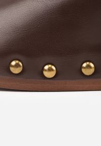 Born2be - Brązowe Klapki z Metaliczną Ozdobą i Nitami Noriche. Okazja: na co dzień. Kolor: brązowy. Wzór: aplikacja. Styl: casual, klasyczny #6