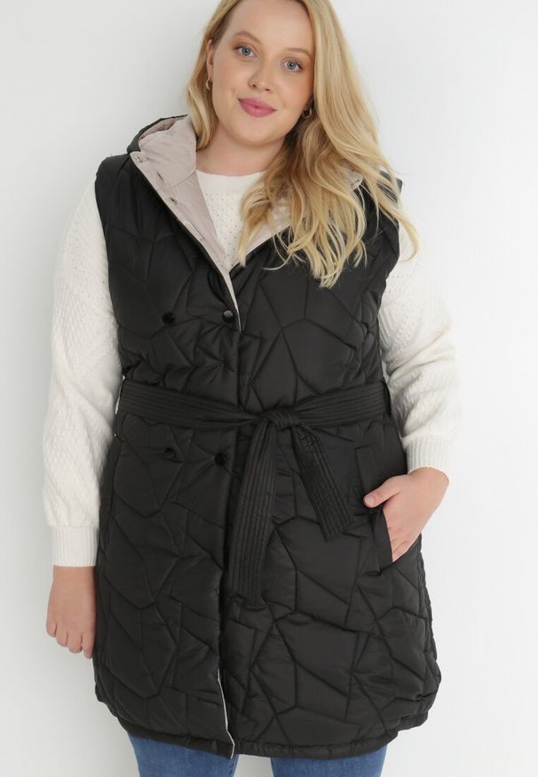 Born2be - Czarna Kamizelka Pikowana z Paskiem Dagalee. Okazja: na co dzień. Kolekcja: plus size. Kolor: czarny. Materiał: jeans, materiał. Długość: długie. Wzór: jednolity. Styl: casual