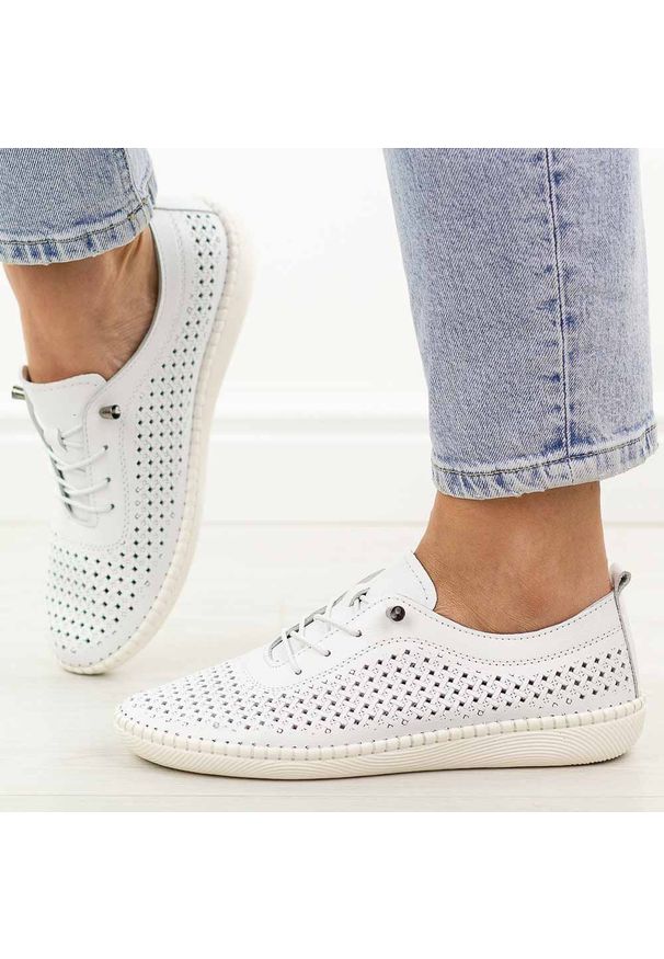 Białe ażurowane skórzane półbuty damskie T.Sokolski 2023-1. Okazja: na co dzień. Nosek buta: okrągły. Kolor: biały. Materiał: skóra. Szerokość cholewki: normalna. Sezon: wiosna, jesień, lato. Styl: casual, klasyczny