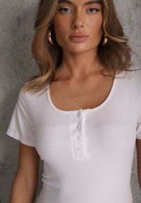 Renee - Biały Top z Bawełny Ozdobiony Guzikami przy Dekolcie Nediva. Okazja: na co dzień. Kolor: biały. Materiał: bawełna. Wzór: aplikacja. Styl: casual #2