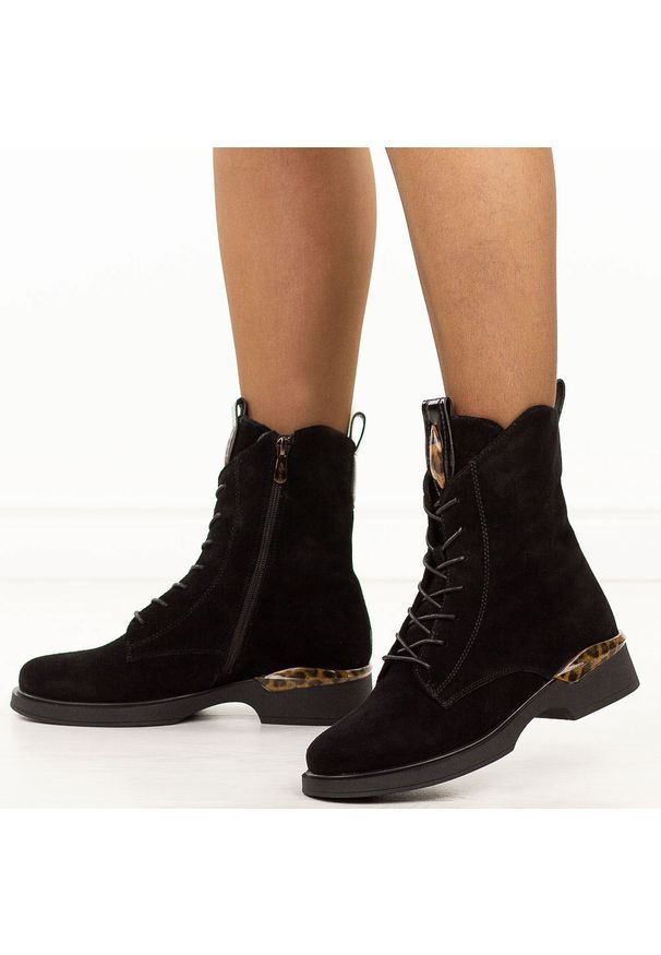 Czarne skórzane botki damskie Filippo Dbt7221/25. Okazja: na co dzień. Nosek buta: okrągły. Kolor: czarny. Materiał: zamsz, skóra. Szerokość cholewki: normalna. Sezon: zima, jesień. Styl: casual, klasyczny