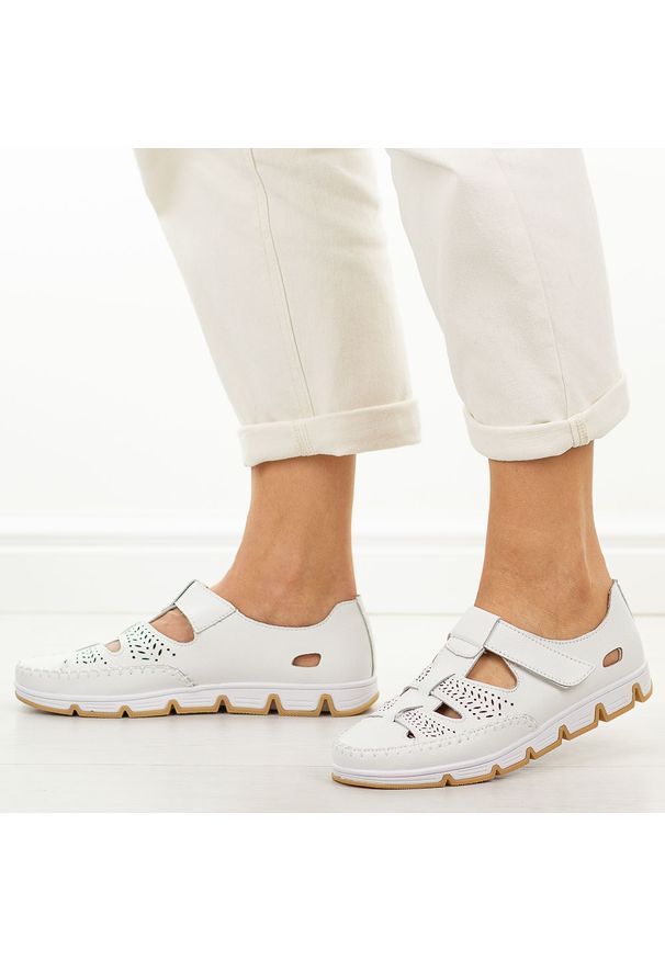 Białe przewiewne skórzane półbuty damskie T.Sokolski w26-86. Nosek buta: okrągły. Zapięcie: rzepy. Kolor: biały. Materiał: skóra. Szerokość cholewki: normalna. Sezon: wiosna, lato. Styl: klasyczny