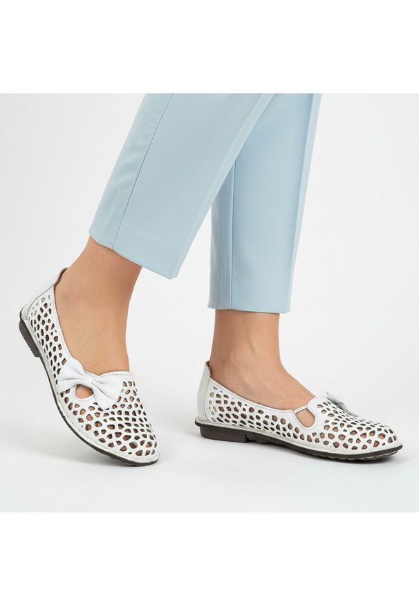 Półbuty damskie Artiker, cholewka skóra naturalna ażurowa wycięcia dekoracyjna kokarda pasek z przodu. niski fason odkryte boki zaokrąglony nosek pła. Okazja: na co dzień. Zapięcie: pasek. Kolor: biały. Materiał: skóra. Szerokość cholewki: normalna. Wzór: ażurowy. Sezon: lato. Styl: casual, elegancki, klasyczny