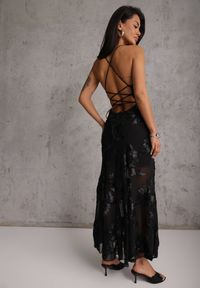 Renee - Czarna Wieczorowa Sukienka z Siateczki z Gorsetowym Wiązaniem na Plecach Cezenna. Okazja: na co dzień. Typ kołnierza: dekolt gorset. Kolor: czarny. Wzór: aplikacja, kwiaty. Typ sukienki: gorsetowe. Styl: wizytowy #4