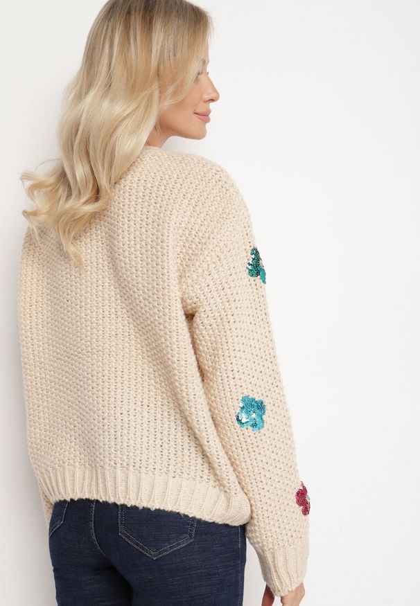 Born2be - Beżowy Sweter z Tłoczonej Dzianiny z Wiskozą Zdobiony Cekinowymi Kwiatami Edamara. Okazja: na co dzień. Kolor: beżowy. Materiał: dzianina, wiskoza. Długość rękawa: długi rękaw. Długość: długie. Wzór: aplikacja, kwiaty. Styl: wizytowy, klasyczny, casual