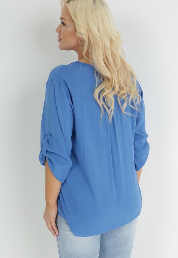 Born2be - Niebieska Bluzka z Wiskozy Artanassa. Typ kołnierza: kołnierzyk stójkowy. Kolor: niebieski. Materiał: wiskoza. Wzór: gładki. Sezon: wiosna, lato