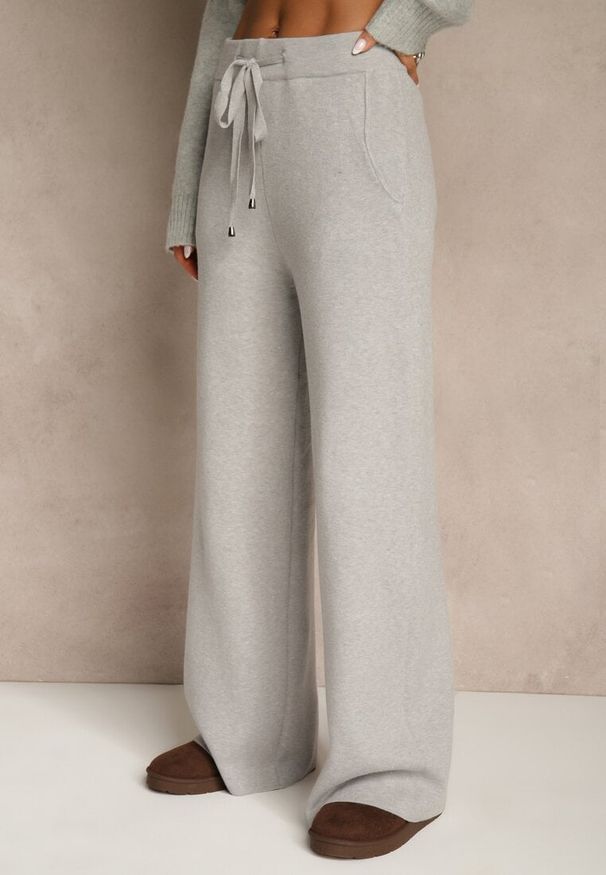 Renee - Szare Szerokie Spodnie Dzianinowe Ozdobione Sznurkami Meretusa. Okazja: na co dzień, na spotkanie biznesowe, do pracy. Stan: podwyższony. Kolor: szary. Materiał: dzianina. Wzór: aplikacja. Styl: casual, biznesowy, klasyczny