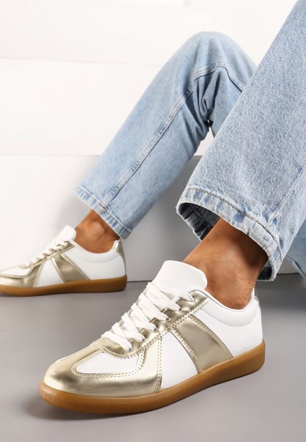 Born2be - Złoto-Białe Sneakersy w Stylu Klasycznych Tenisówek Filtris. Zapięcie: sznurówki. Kolor: biały, złoty. Materiał: materiał. Obcas: na płaskiej podeszwie
