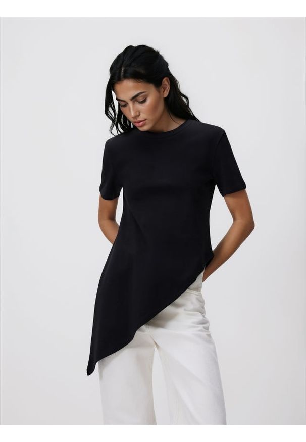 Reserved - Asymetryczny t-shirt - czarny. Kolor: czarny. Materiał: bawełna, dzianina