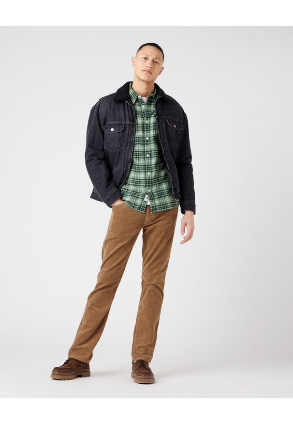 Wrangler - WRANGLER GREENSBORO MĘSKIE SPODNIE SZTRUKSOWE BISCUIT W15QA2012 112319942. Materiał: sztruks