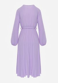 Renee - Fioletowa Sukienka Phloroe. Typ kołnierza: dekolt w kształcie V. Kolor: fioletowy. Długość rękawa: długi rękaw. Typ sukienki: kopertowe. Długość: midi #5