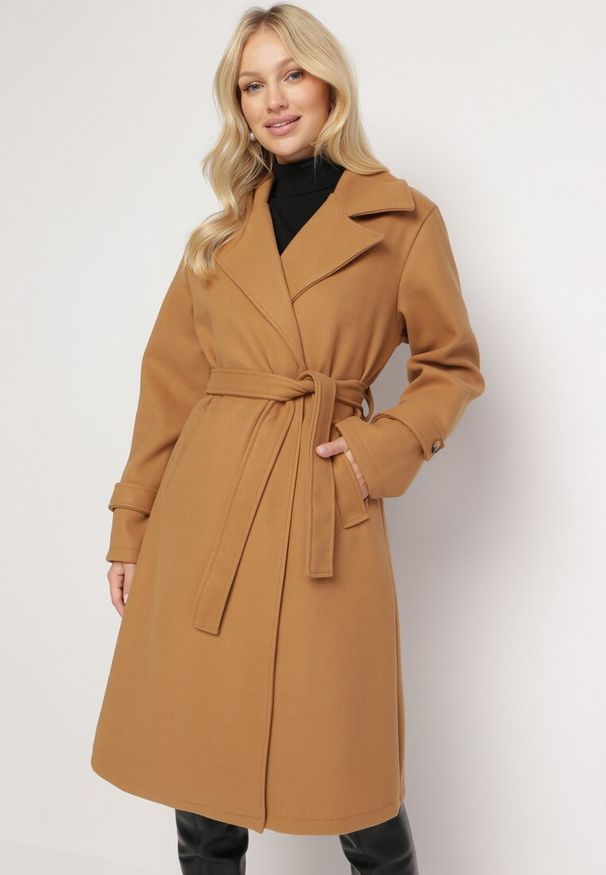 Born2be - Ciemnobeżowy Płaszcz Niezapinany Wiązany Materiałowym Paskiem w Talii z Kieszeniami i Kołnierzem Neeraja. Kolor: beżowy. Materiał: materiał. Wzór: aplikacja, paski. Styl: klasyczny