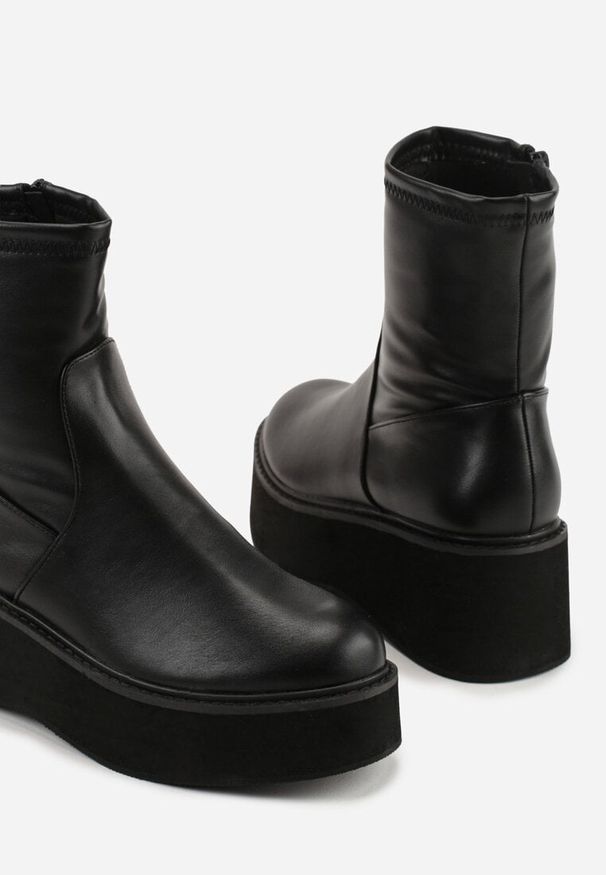 Renee - Czarne Botki Vices na Platformie w Stylu Cyber Rivitte. Okazja: na co dzień. Kolor: czarny. Materiał: skóra. Szerokość cholewki: normalna. Obcas: na platformie. Styl: casual