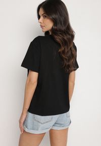 Born2be - Czarny T-shirt Oversize z Bawełny Zdobiony Kokardą z Cekinów Tenesela. Okazja: na co dzień. Typ kołnierza: kokarda. Kolor: czarny. Materiał: bawełna. Wzór: aplikacja. Styl: casual #7