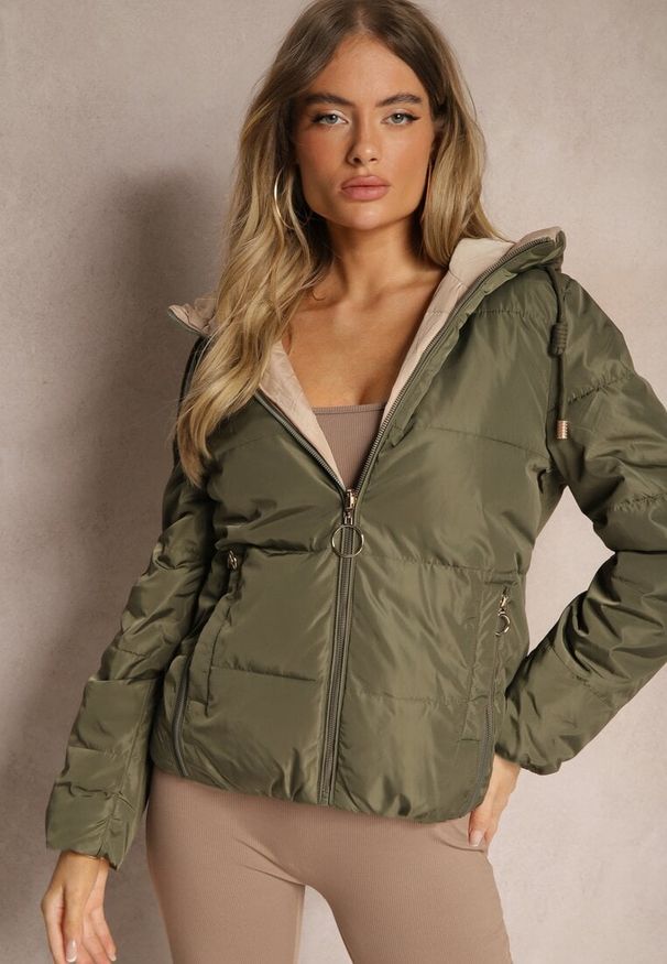 Renee - Ciemnozielona Pikowana Kurtka Dwustronna z Kapturem Ozdobiona Suwakami Nevetila. Okazja: na co dzień. Typ kołnierza: kaptur. Kolor: zielony. Materiał: jeans. Wzór: aplikacja. Styl: casual