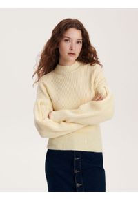 Reserved - Sweter z bufiastym rękawem - jasnożółty. Kolor: żółty. Materiał: prążkowany, dzianina