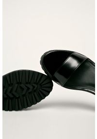 Truffle Collection - Sandały. Nosek buta: okrągły. Zapięcie: klamry. Kolor: czarny. Materiał: syntetyk, materiał, skóra ekologiczna. Obcas: na obcasie. Wysokość obcasa: średni #4