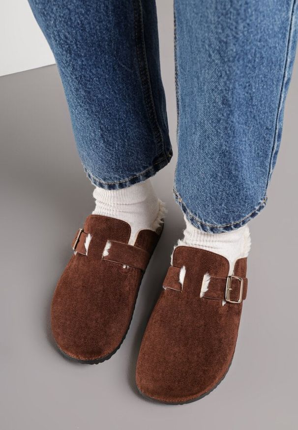 Renee - Ciemnobrązowe Kapcie na Płaskiej Podeszwie Ozdobione Paskiem z Klamrą Ninnithra. Okazja: na co dzień, do domu. Zapięcie: klamry. Kolor: brązowy. Materiał: satyna, bawełna. Wzór: aplikacja. Obcas: na płaskiej podeszwie. Styl: casual, elegancki