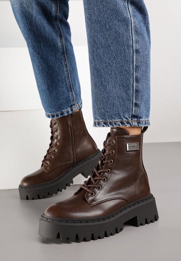 Born2be - Brązowe Klasyczne Botki Workery z Aplikacją przy Cholewce Alerhia. Okazja: na co dzień. Kolor: brązowy. Materiał: jeans, skóra. Szerokość cholewki: normalna. Wzór: aplikacja. Styl: klasyczny