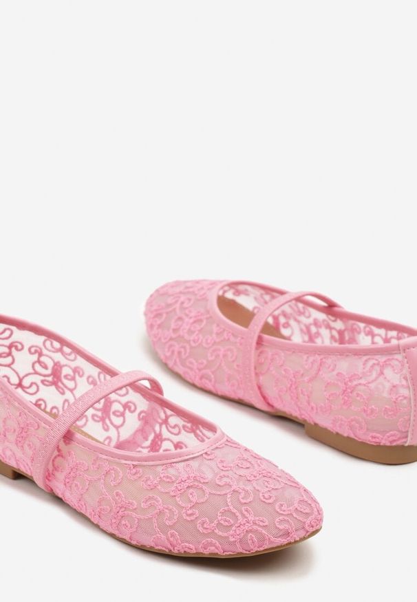 Born2be - Różowe Przezroczyste Balerinki Vices Ozdobione Paskiem i Haftem Niloretia. Okazja: na co dzień. Zapięcie: pasek. Kolor: różowy. Wzór: aplikacja, haft. Obcas: na płaskiej podeszwie. Styl: elegancki, casual