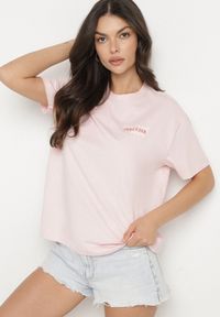 Born2be - Jasnoróżowy Bawełniany T-shirt z Ozdobnym Nadrukiem Addlessa. Okazja: na co dzień. Kolor: różowy. Materiał: bawełna. Wzór: nadruk. Styl: klasyczny, casual #6