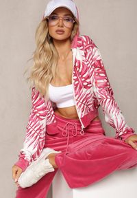 Renee - Różowy Komplet Dresowy Welurowy Bluza z Kapturem i Florystycznym Printem oraz Szerokie Luźne Spodnie Raiantise. Kolor: różowy. Materiał: welur, dresówka. Wzór: nadruk