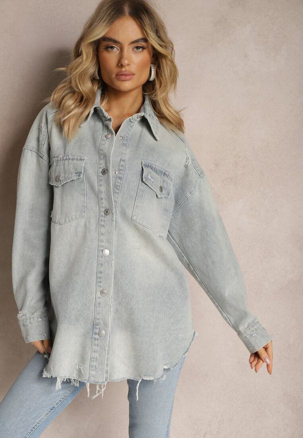 Renee - Niebieska Bawełniana Kurtka Koszulowa z Jeansu Oversize Femetia. Okazja: na co dzień. Kolor: niebieski. Materiał: jeans, bawełna. Styl: casual