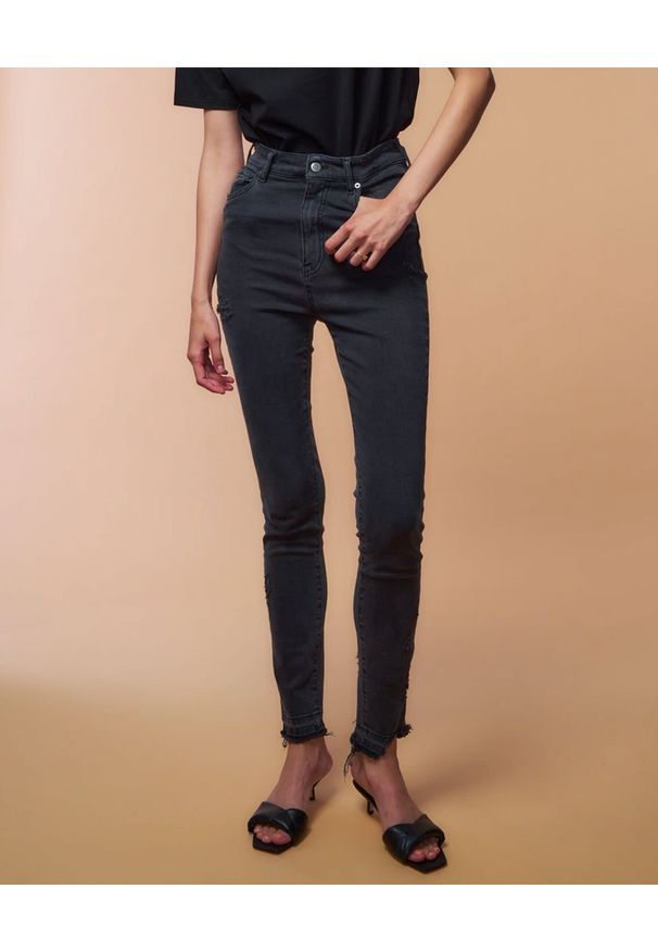 SER.O.YA NEW YORK - Czarne jeansy skinny Maya. Stan: podwyższony. Kolor: czarny. Długość: długie. Styl: klasyczny
