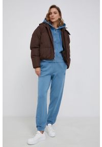 Pepe Jeans Bluza bawełniana Dakota damska z kapturem z nadrukiem. Okazja: na co dzień. Typ kołnierza: kaptur. Kolor: fioletowy. Materiał: bawełna. Wzór: nadruk. Styl: casual #3