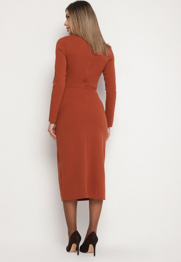 Born2be - Brązowa Taliowana Sukienka Vices z Marszczeniem i Perełkami Adorre. Kolor: brązowy. Wzór: aplikacja. Styl: elegancki, klasyczny