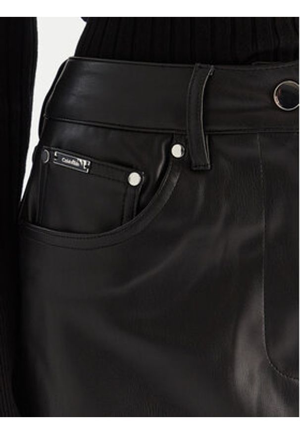 Calvin Klein Jeans Spódnica z imitacji skóry LV044D622G Czarny Regular Fit. Kolor: czarny. Materiał: skóra