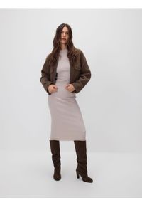 Reserved - Prążkowana sukienka z wiskozą - beżowy. Kolor: beżowy. Materiał: prążkowany, wiskoza