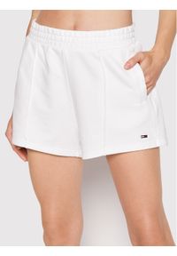 Tommy Jeans Szorty sportowe Essential DW0DW12626 Biały Regular Fit. Kolor: biały. Materiał: bawełna #1