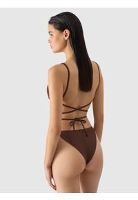 4f - Góra od bikini damska - brązowa. Kolor: brązowy. Materiał: elastan, włókno, syntetyk, materiał. Wzór: jednolity