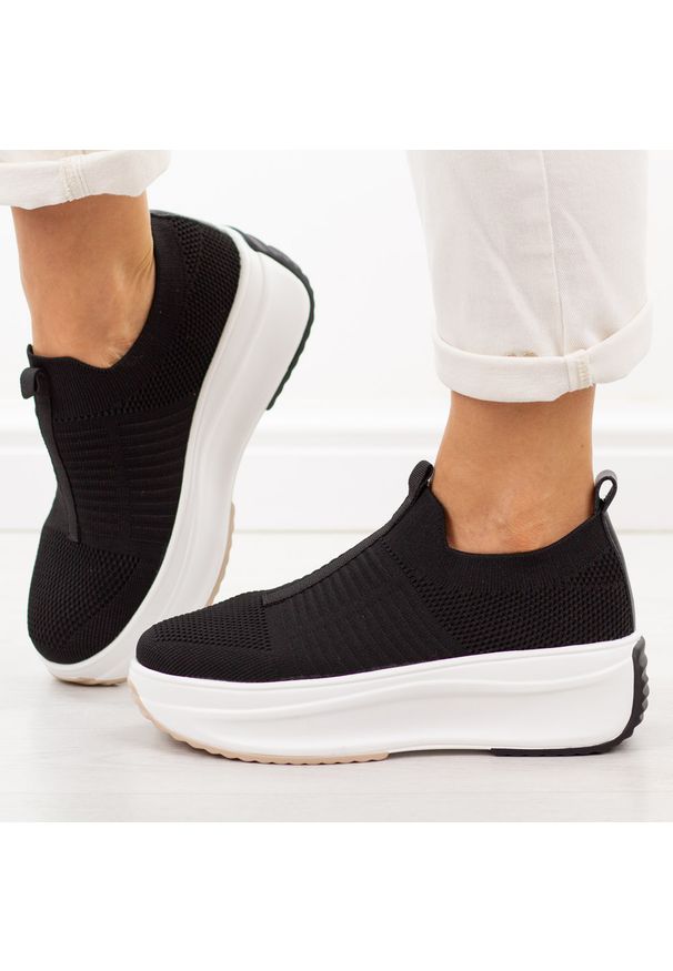 Czarne sportowe buty damskie Filippo Dp7552/26. Okazja: na spacer, na co dzień. Kolor: czarny. Materiał: tkanina. Szerokość cholewki: normalna. Sezon: lato, wiosna. Obcas: na platformie. Sport: turystyka piesza