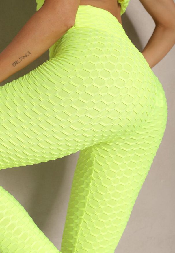 Renee - Jasnozielone Sportowe Legginsy z Wytłoczonym Wzorkiem Askida. Okazja: na co dzień. Kolor: zielony. Styl: sportowy
