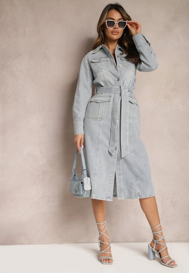 Renee - Jasnoniebieska Bawełniana Sukienka Jeansowa o Koszulowym Fasonie z Paskiem i Kieszeniami Dettia. Kolor: niebieski. Materiał: bawełna, jeans. Typ sukienki: koszulowe