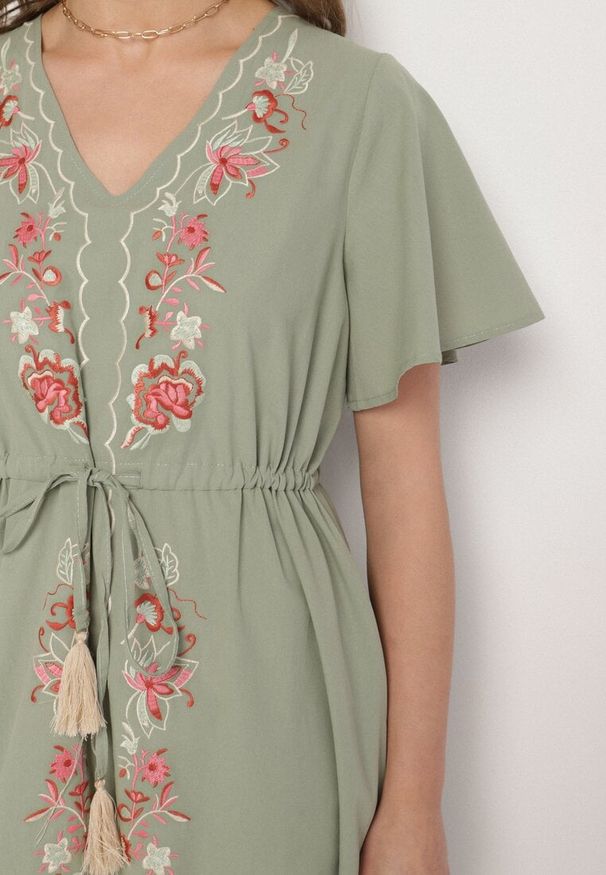 Born2be - Zielona Bawełniana Sukienka Boho o Rozkloszowanym Kroju z Haftem i Frędzlami Modixa. Okazja: na co dzień. Typ kołnierza: dekolt w serek. Kolor: zielony. Materiał: bawełna. Długość rękawa: krótki rękaw. Wzór: haft. Typ sukienki: rozkloszowane. Styl: boho
