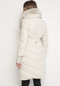 Born2be - Biała Elegancka Kurtka z Pikowanymi Przeszyciami i Futrzanym Kołnierzem Gallea. Okazja: na spacer, na co dzień. Kolor: biały. Materiał: futro. Sezon: zima. Styl: elegancki #2